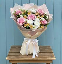 Букет цветов из:  Гвоздики, Орхидеи и Розы в Конаково