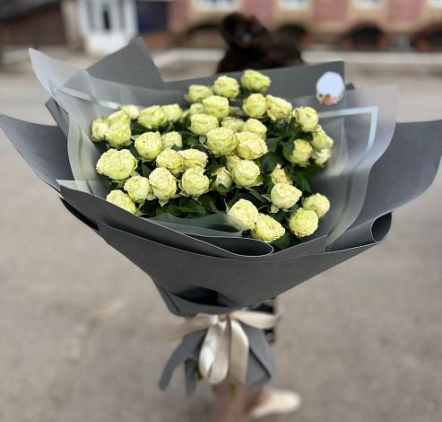 Букет Белые кустовые розы Солинеро в Конаково