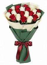 Букет Микс из красных и белых роз в Конаково