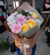 Букет цветов из:  Герберы, Розы и Хризантемы в Конаково