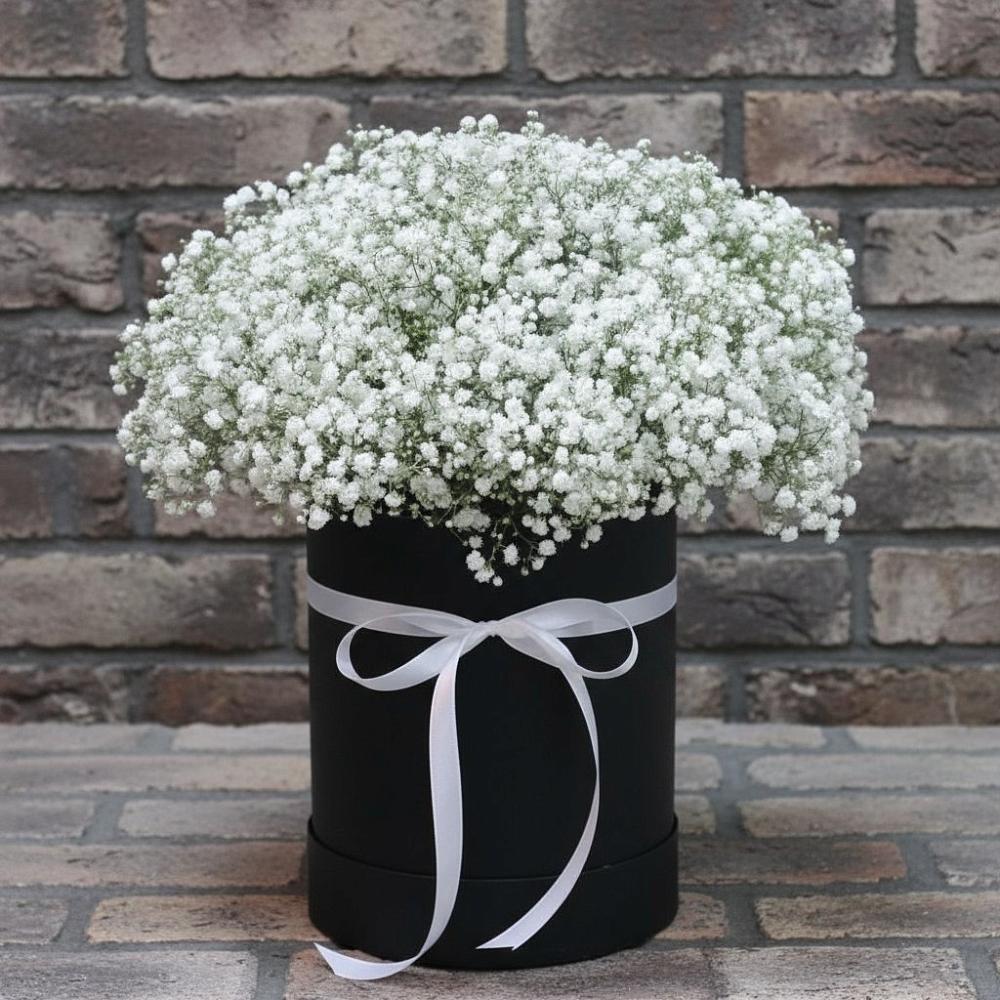 Цветочная композиция из Гипсофила в шляпной коробке в Конаково