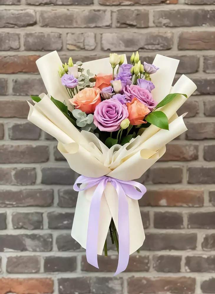 Букет цветов из: Лизиантусы и Розы в Конаково