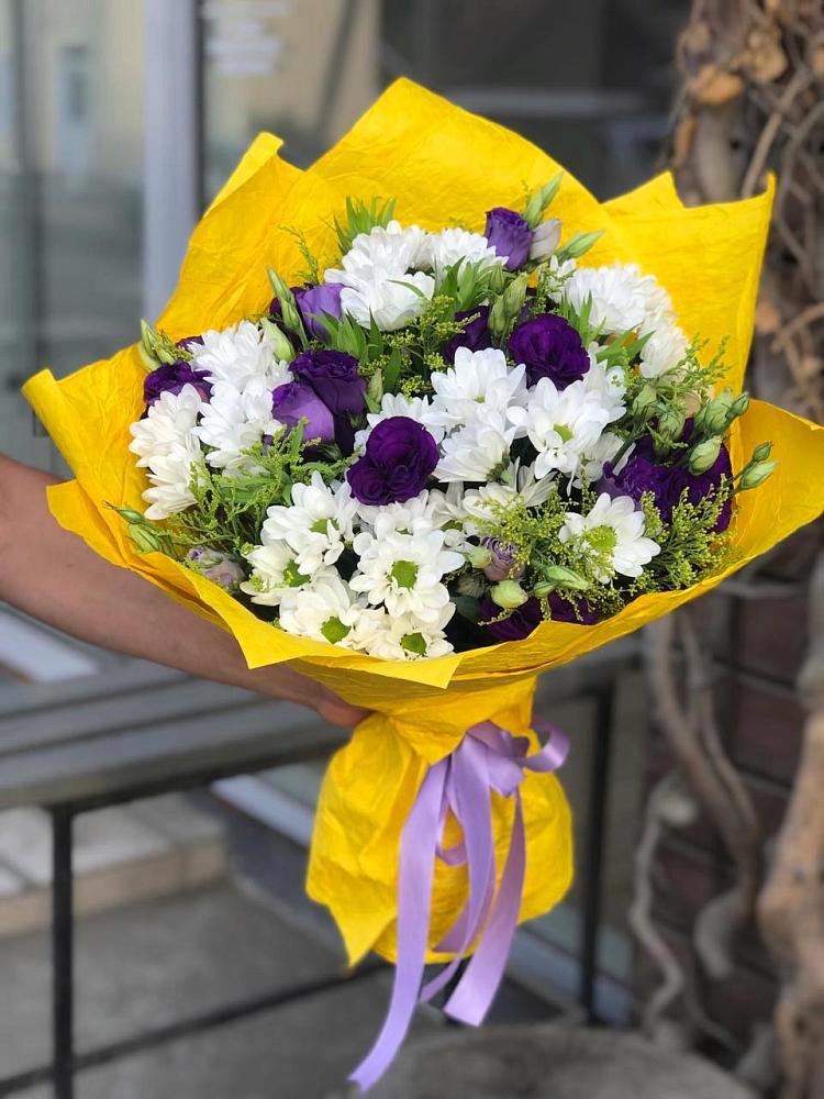 Букет цветов из: Ирисы, Хризантемы и Ромашки в Конаково