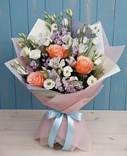 Букет цветов из:  Лизиантусы, Розы, Альстромерии и Гипсофила в Конаково