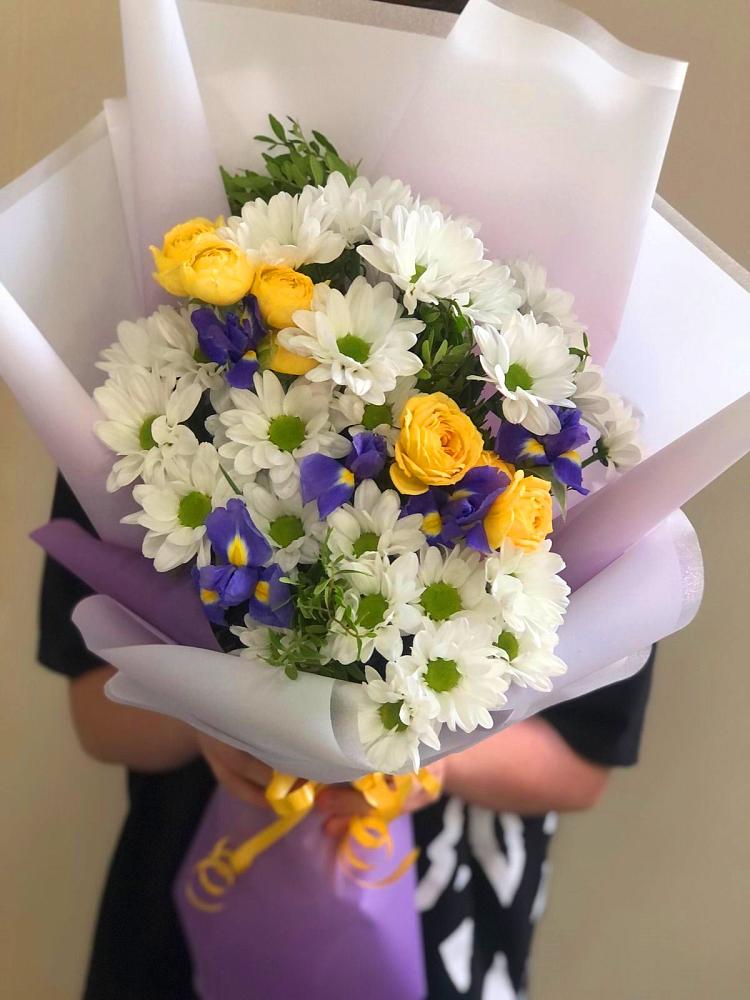 Букет цветов из: Ирисы, Хризантемы и Розы в Конаково