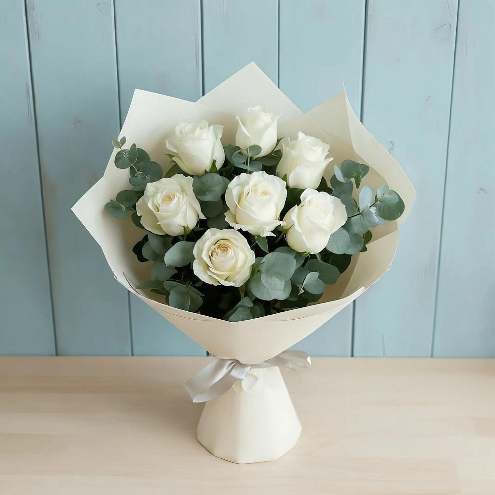 Букет Белые розы в Эвкалипте в Конаково