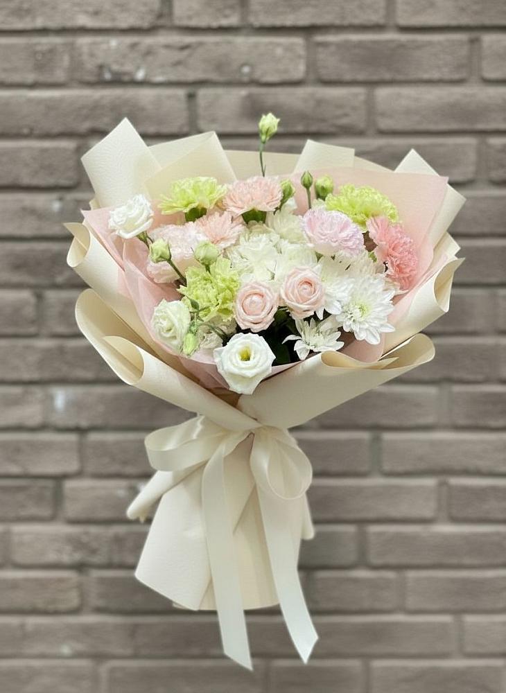 Букет цветов из: Гвоздики, Розы, Лизиантусы и Хризантемы в Конаково