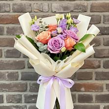 Букет цветов из:  Лизиантусы и Розы в Конаково