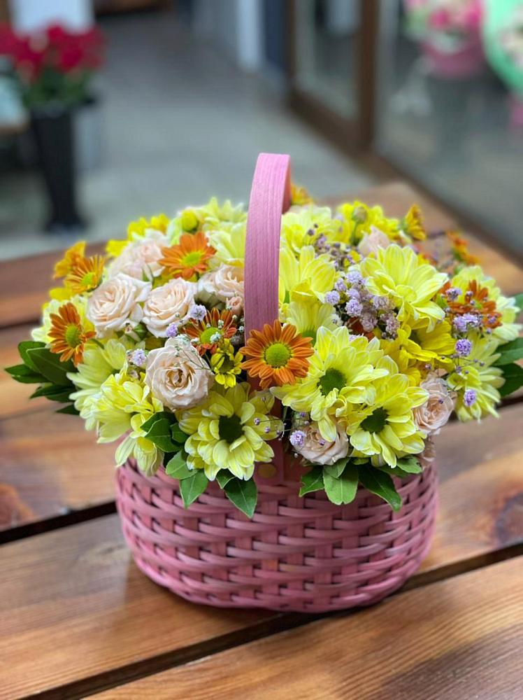 Цветочная композиция из Хризантемы и Розы в корзине в Конаково