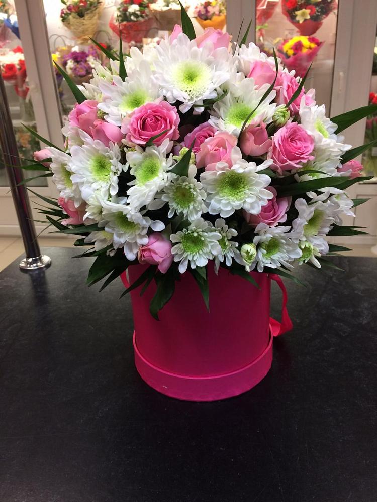 Цветочная композиция из Розы и Хризантемы в шляпной коробке в Конаково