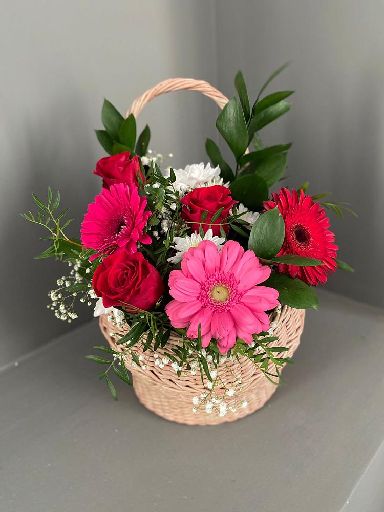 Цветочная композиция из Розы, Хризантемы и Герберы в корзине в Конаково