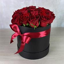 Цветочная композиция из Розы в шляпной коробке в Конаково