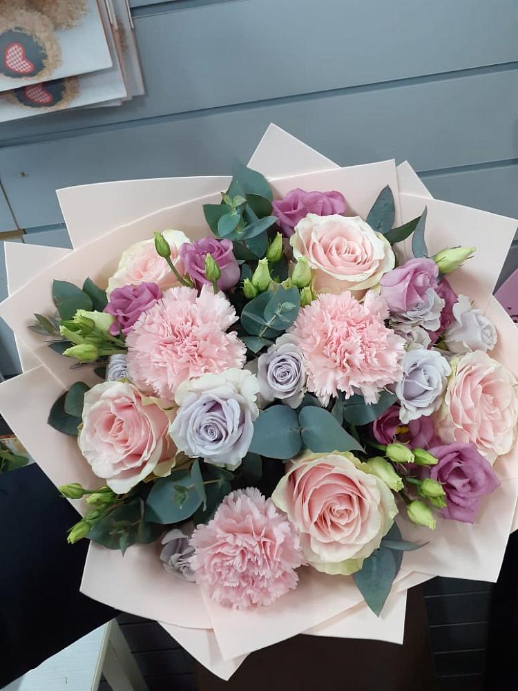 Букет цветов из: Розы, Гвоздики и Лизиантусы в Конаково