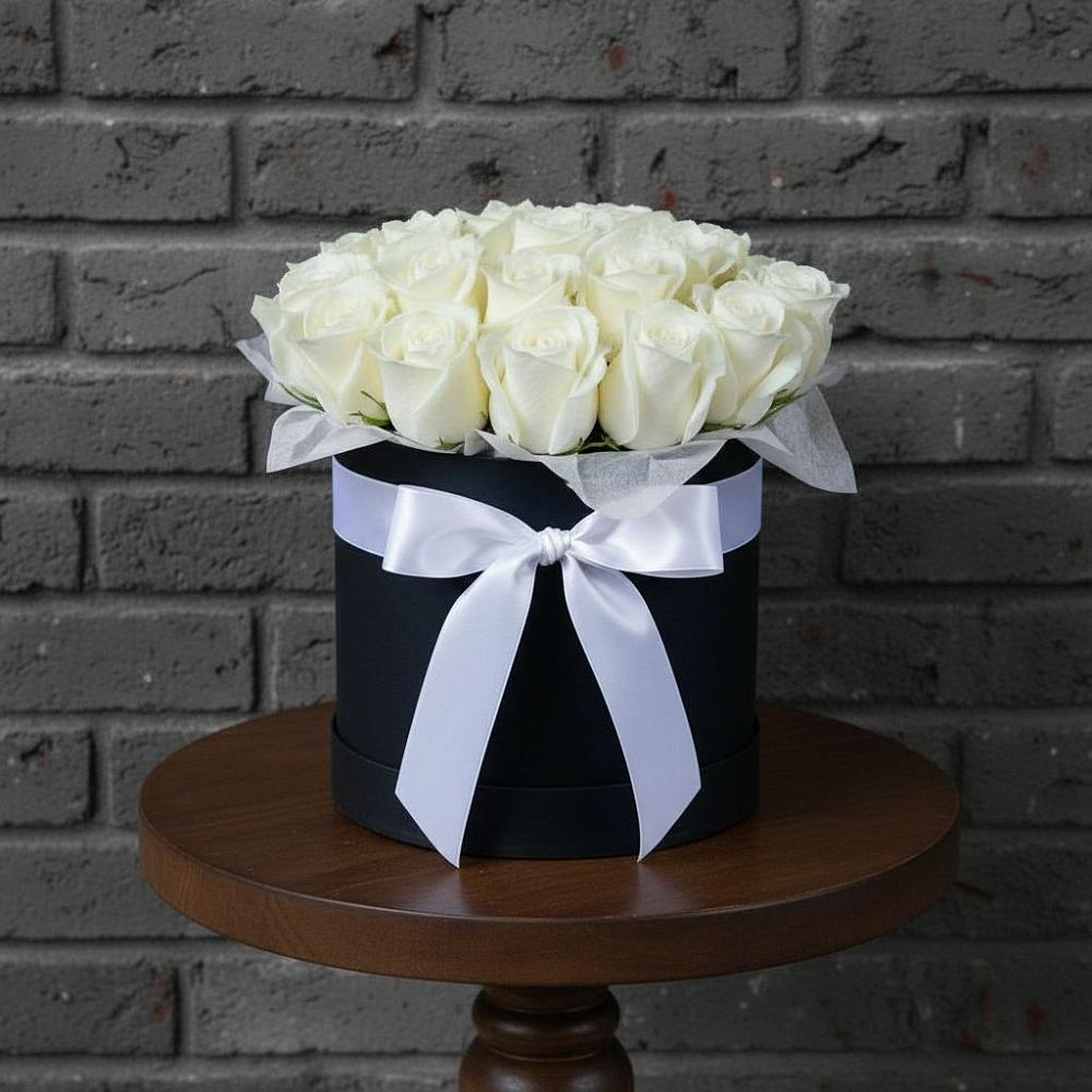 Цветочная композиция из Розы в шляпной коробке в Конаково