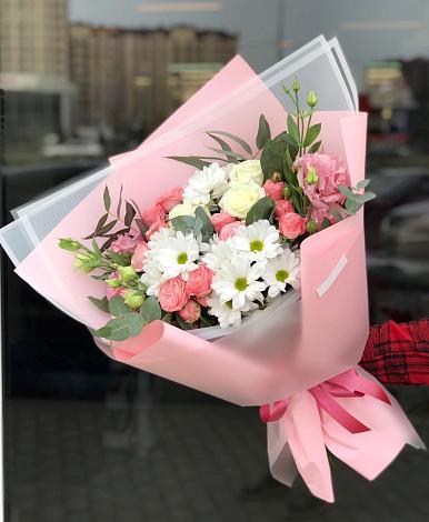 Букет цветов из: Розы, Лизиантусы и Хризантемы в Конаково