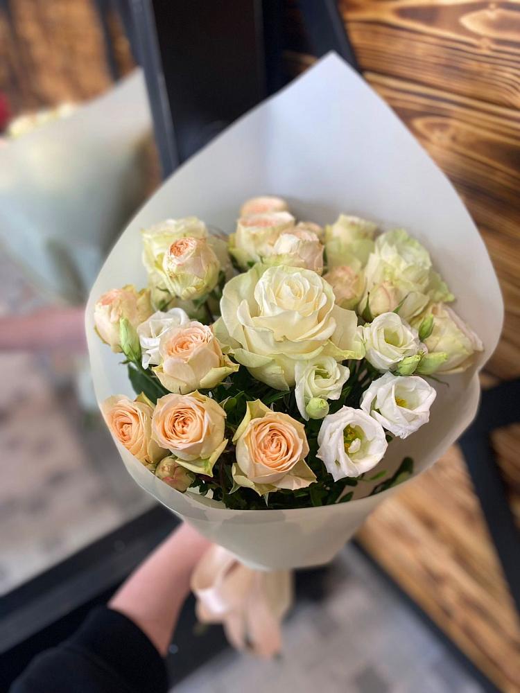 Букет цветов из: Розы и Лизиантусы в Конаково