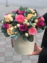 Цветочная композиция из Розы в шляпной коробке в Конаково